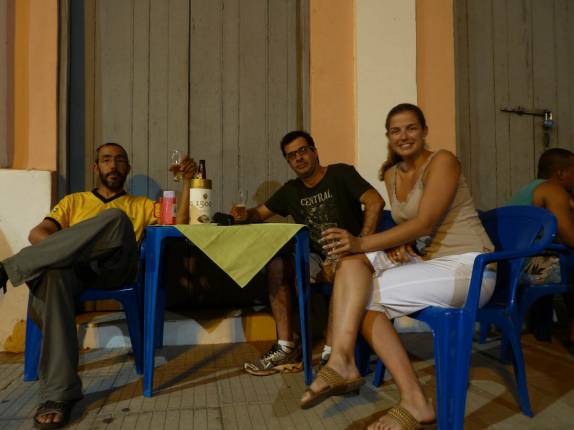 Com o Chico, tomando uma cerveja gelada na night de Corumbá, no Mato Grosso do Sul